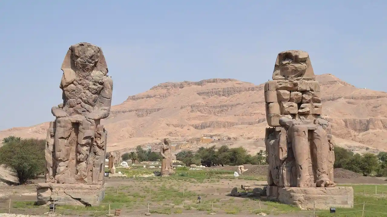 colossi of memnon , Luxor, Egypt travel booking